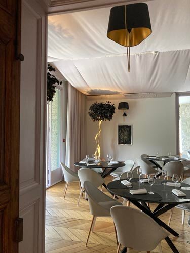 Restaurant Villa Navarre Ceniza à Pau, salle à manger avec table et chaises, couvert dressé.